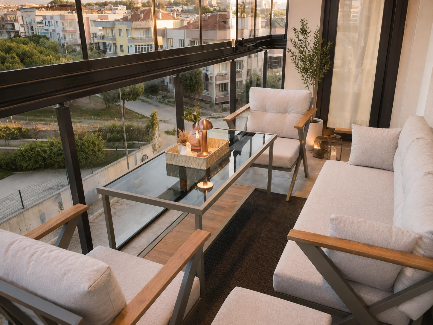 Akşam atmosferinde ironCrow balkon takımı