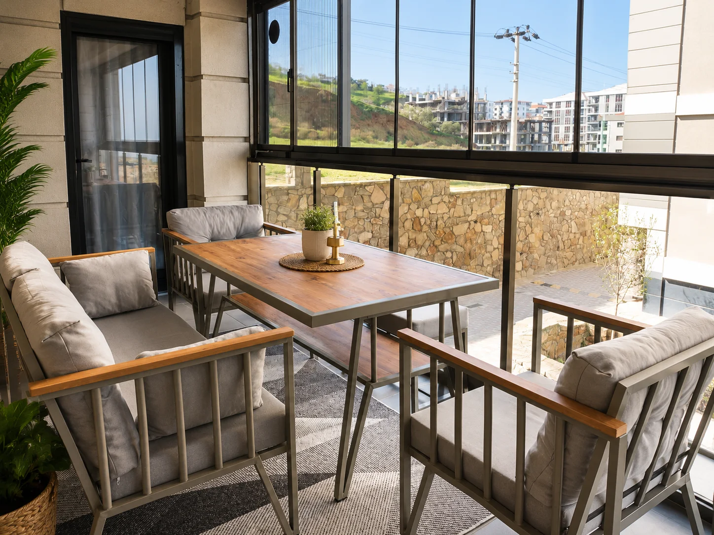 Konforlu minderli ironCrow balkon oturumu